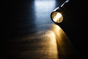 flashlight-on-floor-of-home-during-power-outage
